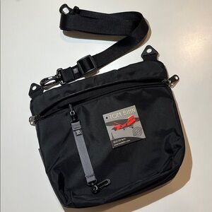Tom Bihn Rogue Sacoche Crossbody Bag - Black